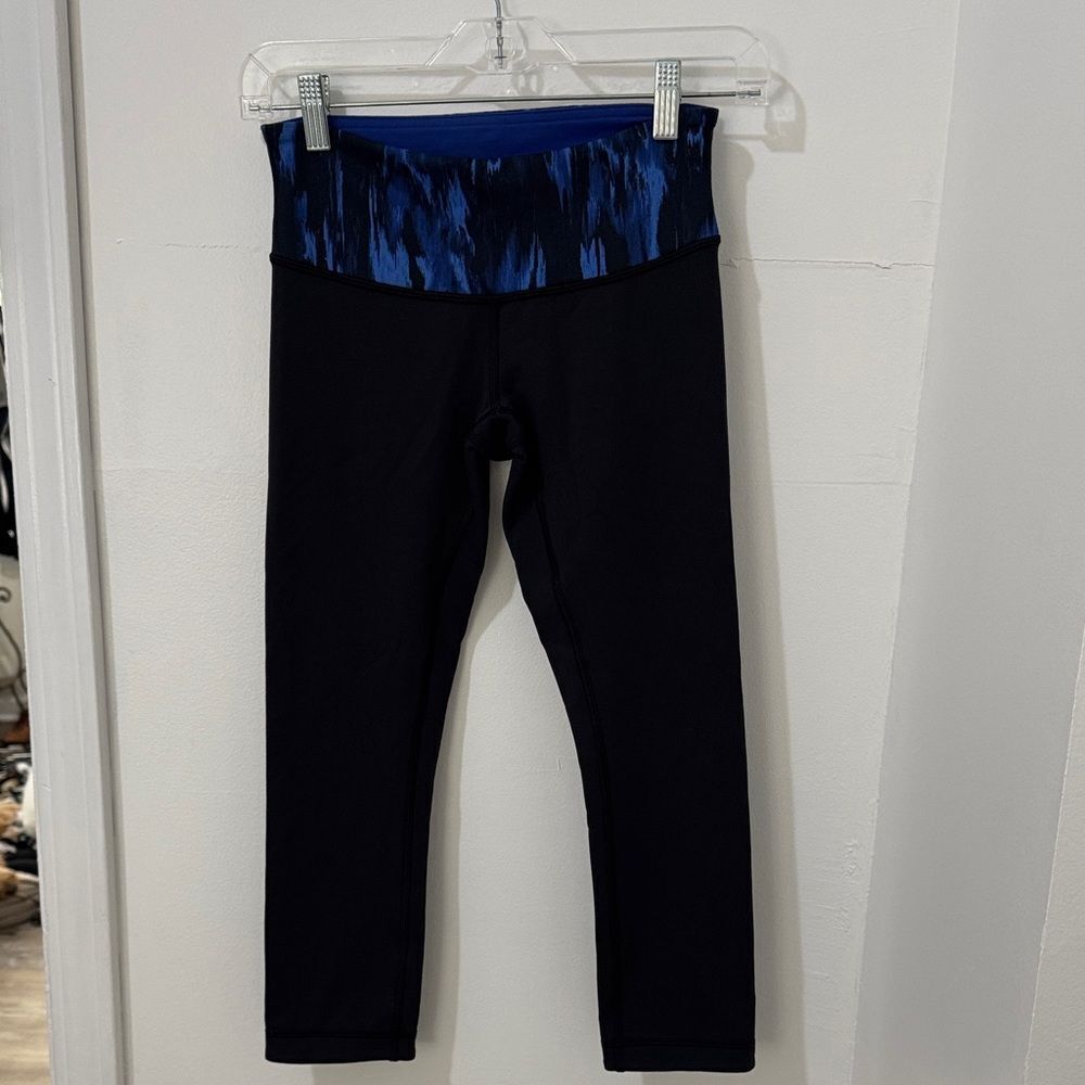 Lululemon Athletica Black and Blue Leggings. Capri Size 4